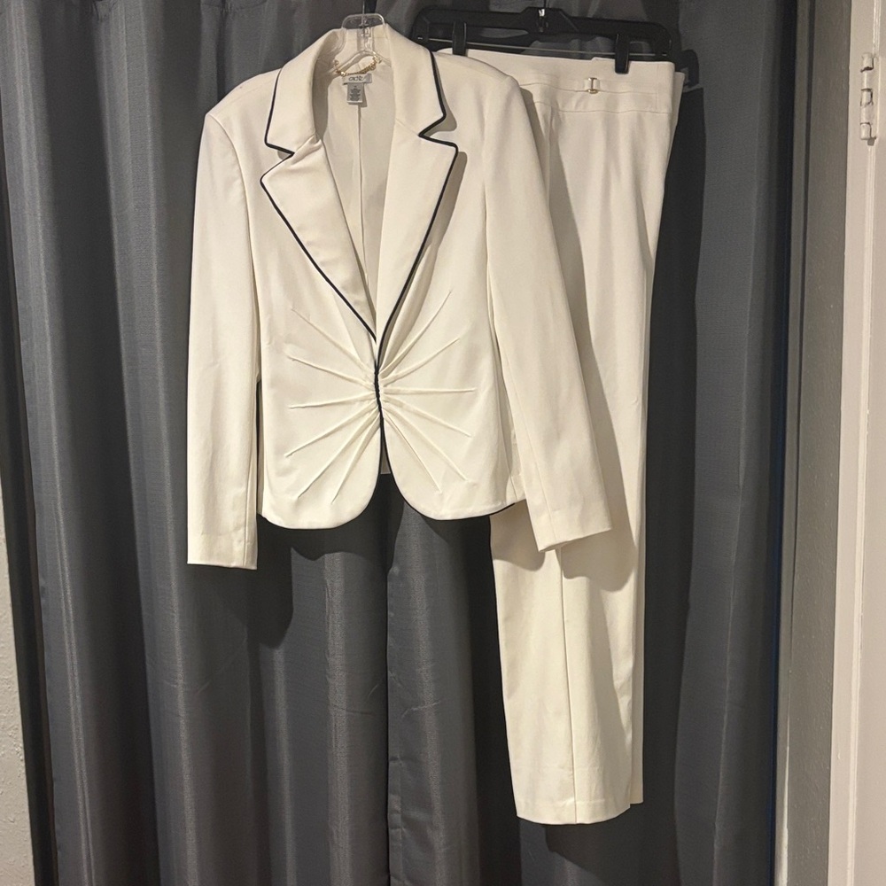 Cache White and Black Pant Suit with Gold Chain Detail Sz 14